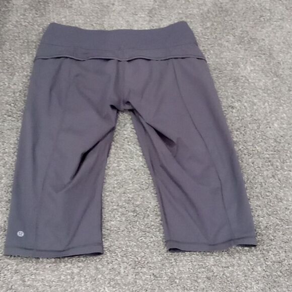 Lululemon Gray Capri Leggings Size 10 in excellent condition - Picture 2 of 2
